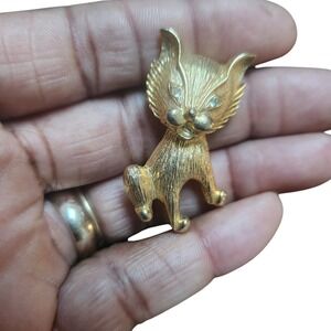 Vintage Gold Tone Textured Sitting Cat Brooch Rhinestone Eyes Feline Pin